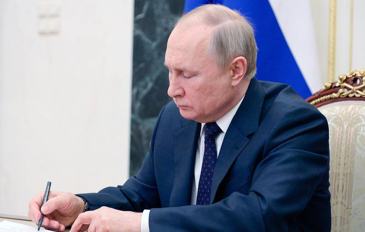 Tổng thống Putin ký luật cho phép ngân hàng bán vàng cho dân, hỗ trợ hàng không dân dụng - Ảnh 1.