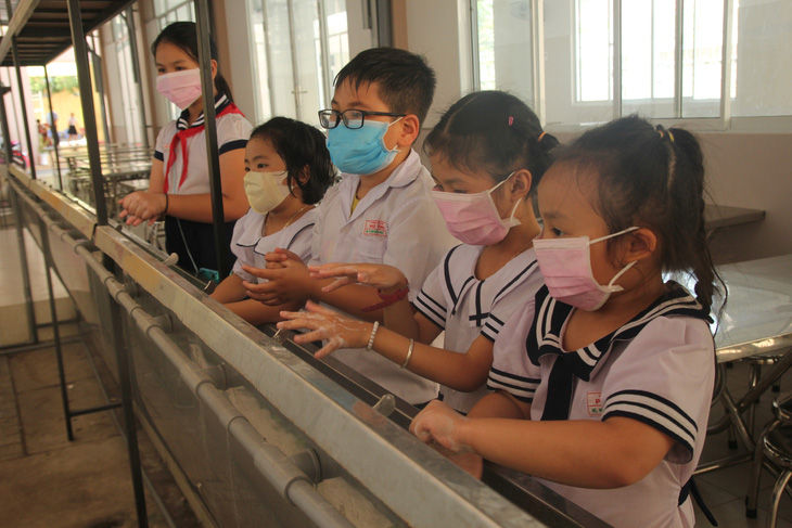 Bến Tre, Tiền Giang: Học sinh nhiều nơi chuyển qua học trực tuyến vì COVID-19 - Ảnh 1.