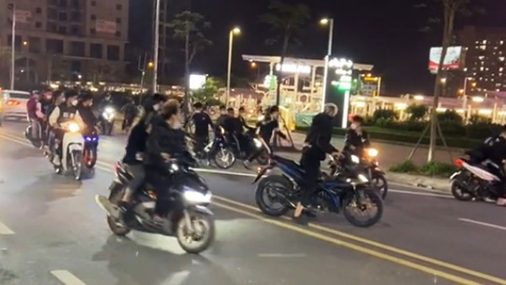 Đuổi chém nhau trên đường phố Hải Phòng, 9 thanh niên bị tạm giữ - Ảnh 1.