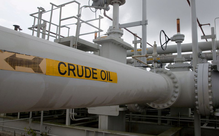 Giá dầu thế giới giảm mạnh, xuống dưới 100 USD/thùng