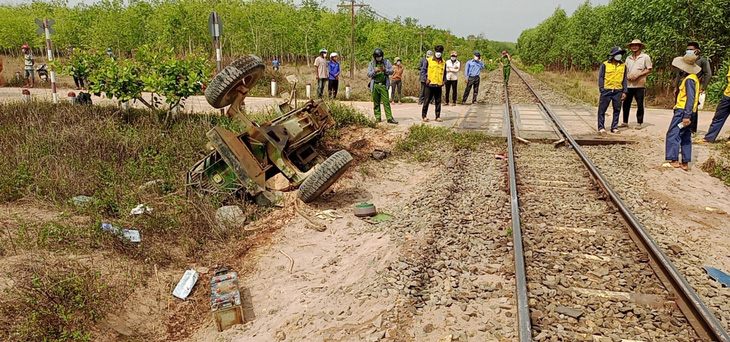 Va chạm với tàu hỏa, người lái máy kéo công nông tử vong, lái tàu bị thương - Ảnh 1.