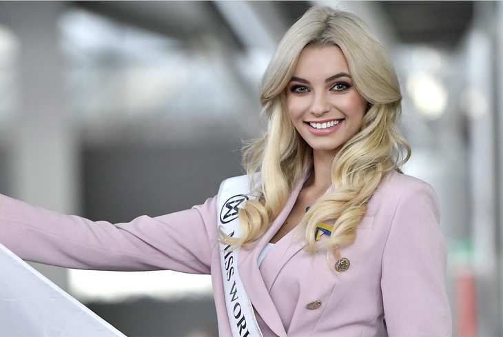 Tân Hoa hậu Thế giới Karolina Bielawska chuyên đi phát bữa ăn từ thiện - Ảnh 2.