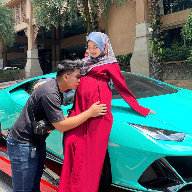 Bà bầu tặng chồng siêu xe Lamborghini để ‘trả công’ chăm sóc vợ - Ảnh 1.