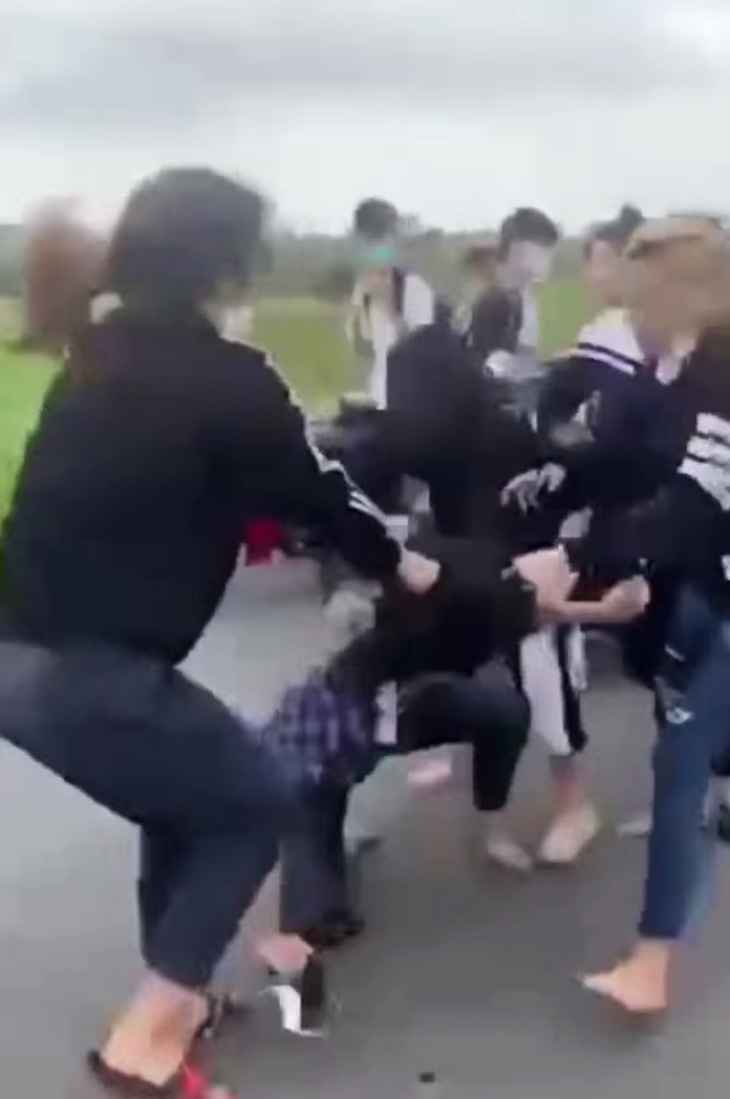 Xôn xao clip nhóm nữ sinh dùng mũ bảo hiểm tấn công 1 nữ sinh tại Hải Phòng - Ảnh 1.