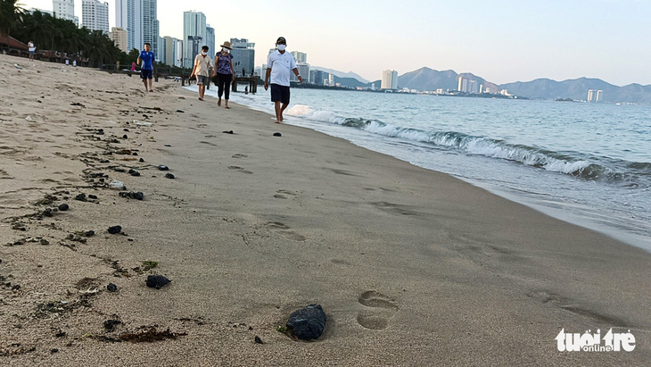 Dầu vón cục dạt vào bãi biển Nha Trang, kéo dài 3km - Ảnh 5.