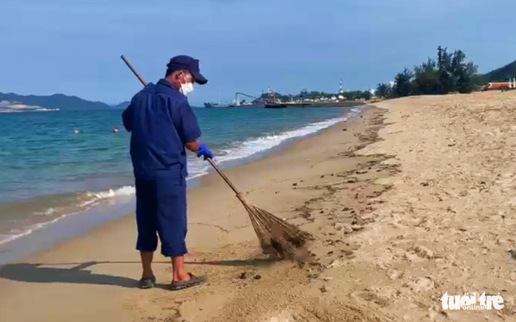 Dầu vón cục dạt vào bãi biển Nha Trang, kéo dài 3km - Ảnh 4.