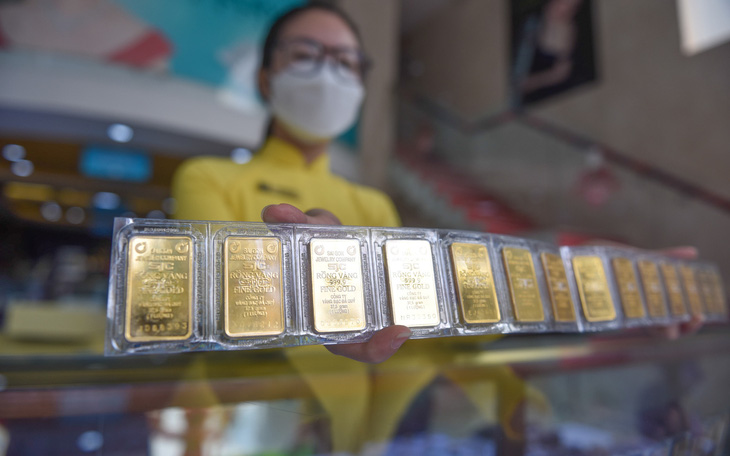 Giá vàng trong nước cao hơn thế giới hơn 19 triệu đồng/lượng, USD tự do lên 24.070 đồng/USD