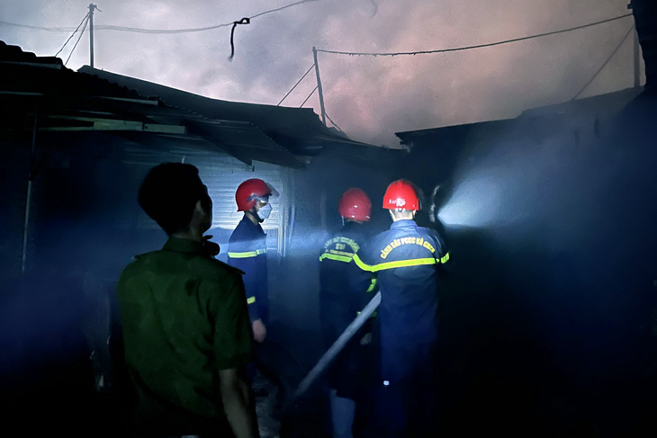 Cháy 64 kiôt trong chợ Thanh Lương, thiệt hại hơn 10 tỉ đồng - Ảnh 1.
