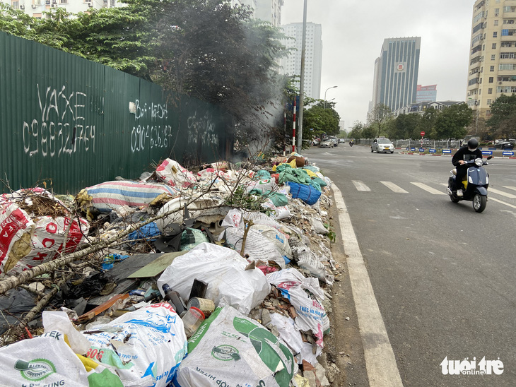Tái diễn nạn đổ trộm rác bừa bãi trên đường phố Hà Nội - Ảnh 4.