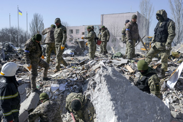 Những hình ảnh doanh trại Ukraine trúng tên lửa Nga - Ảnh 1.