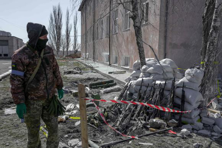 Những hình ảnh doanh trại Ukraine trúng tên lửa Nga - Ảnh 7.