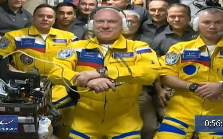 Thực hư vụ 3 phi hành gia Nga mặc trang phục vàng xanh để ủng hộ Ukraine