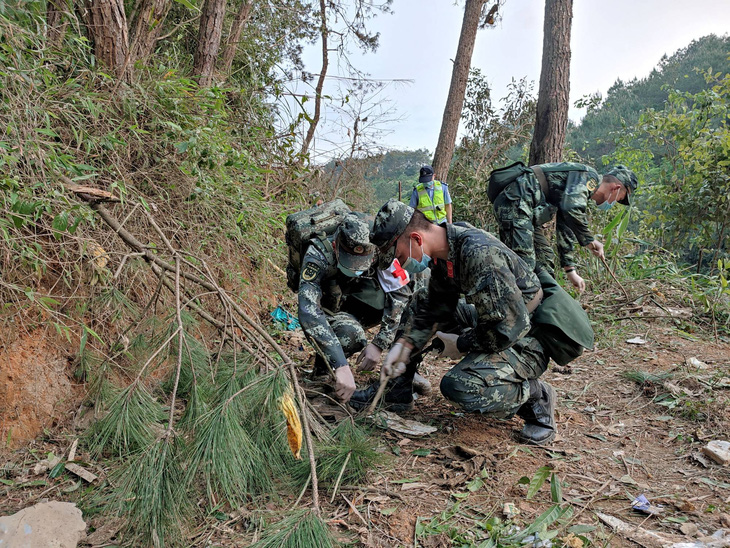 Vụ máy bay chở 132 người bị rơi: Trung Quốc tập trung nguồn lực cứu hộ, chưa tìm thấy nạn nhân - Ảnh 3.