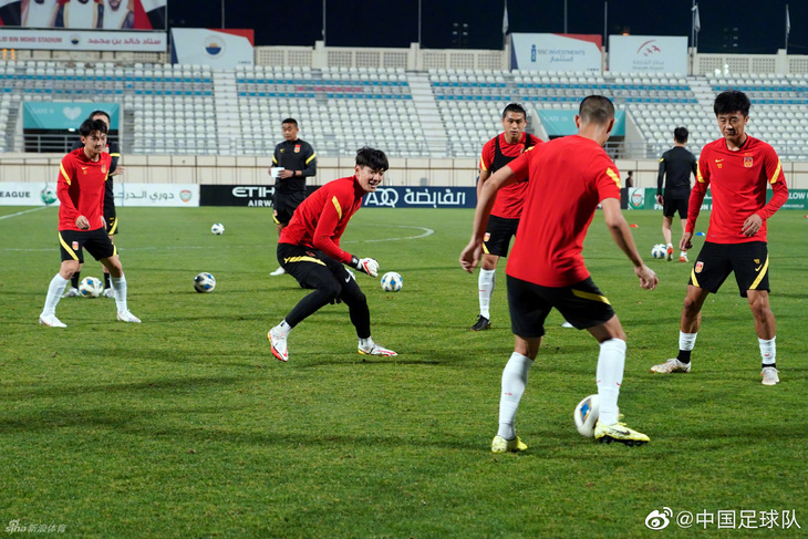 HLV tuyển Trung Quốc phải động viên cầu thủ trầm cảm sau trận thua Việt Nam - Ảnh 1.