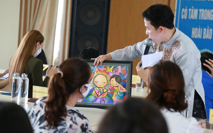 Học sinh Đà Nẵng vẽ tranh bán đấu giá giúp bạn mắc bệnh hiểm nghèo