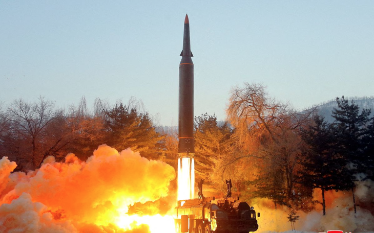 Triều Tiên bắn một ICBM, Hàn Quốc bắn thử một loạt tên lửa đáp trả