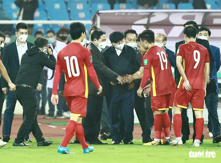 Chủ tịch nước, Thủ tướng xuống sân động viên thầy trò HLV Park Hang Seo - Ảnh 1.