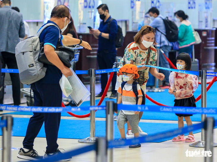 Tuyển Việt Nam sang Nhật Bản, Hùng Dũng gặp người quen ở sân bay - Ảnh 5.