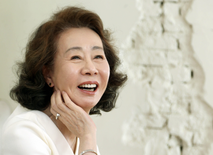 Hậu Oscar, ‘bà ngoại quốc dân’ Youn Yuh Jung bị fan đến tận nhà… xin tiền - Ảnh 2.