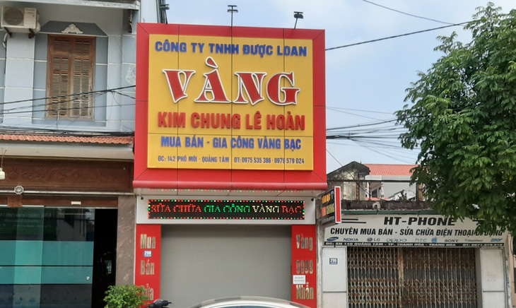 Thanh Hóa: Vợ chồng chủ tiệm vàng quật ngã, khống chế được tên cướp - Ảnh 2.