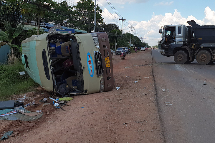 Xe khách lật ngang trên quốc lộ 14, nhiều người bị thương được đưa đi cấp cứu - Ảnh 1.