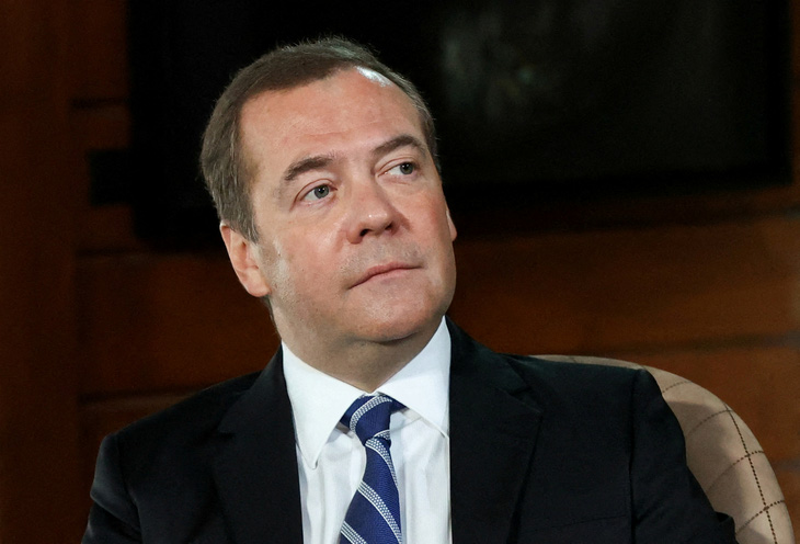 Cựu tổng thống Dmitry Medvedev: Trừng phạt chỉ làm người Nga đoàn kết hơn - Ảnh 1.
