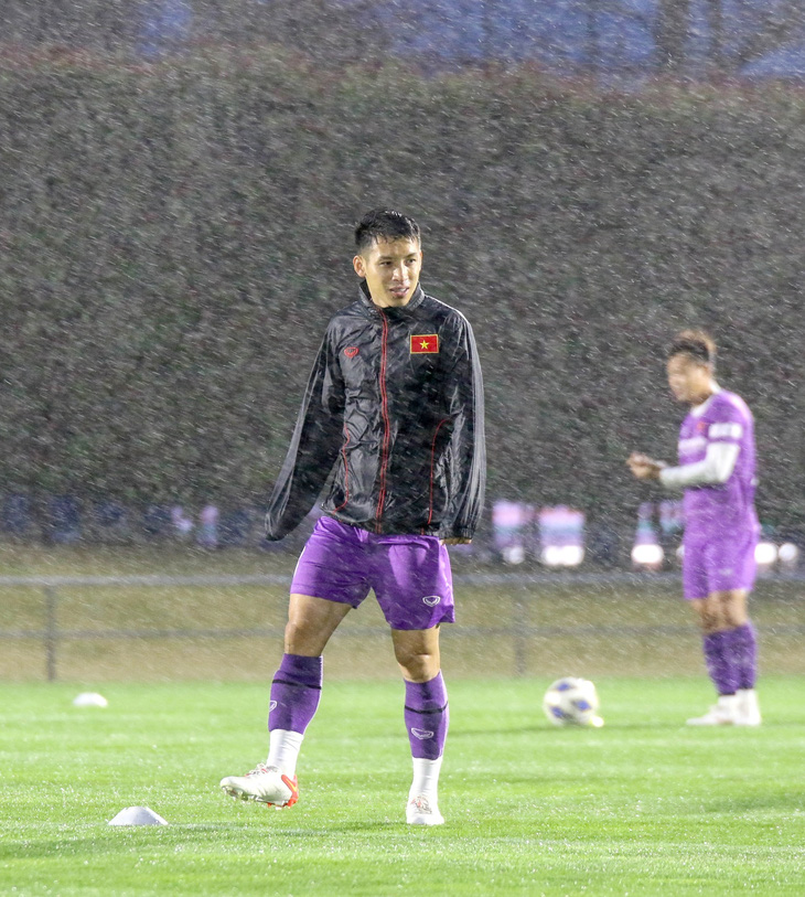 Đội tuyển Việt Nam tập luyện trong mưa to, gió giật tại Nhật Bản - Ảnh 4.