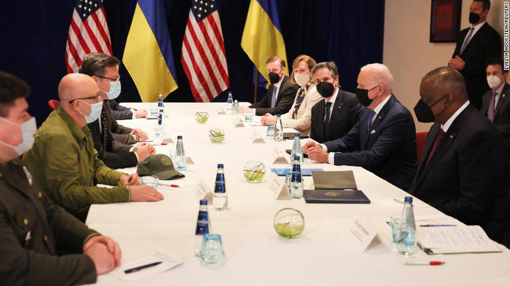 Tổng thống Mỹ Biden gặp trực tiếp 2 bộ trưởng Ukraine tại Ba Lan - Ảnh 1.