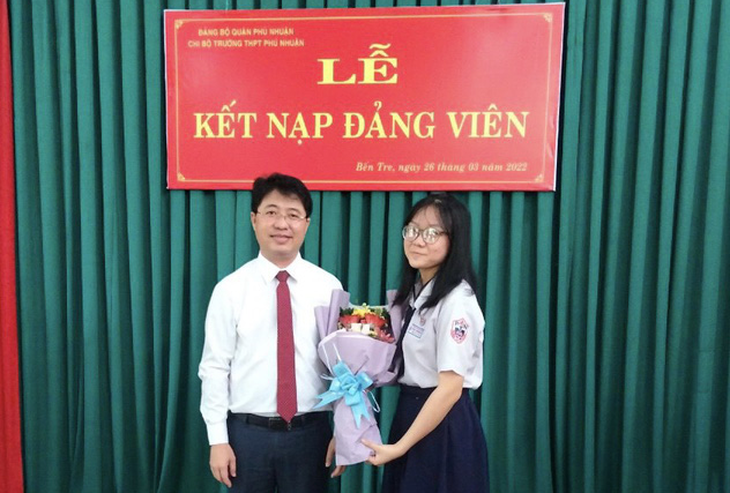 Cô học trò lớp 12 được kết nạp Đảng đúng ngày sinh nhật Đoàn - Ảnh 1.