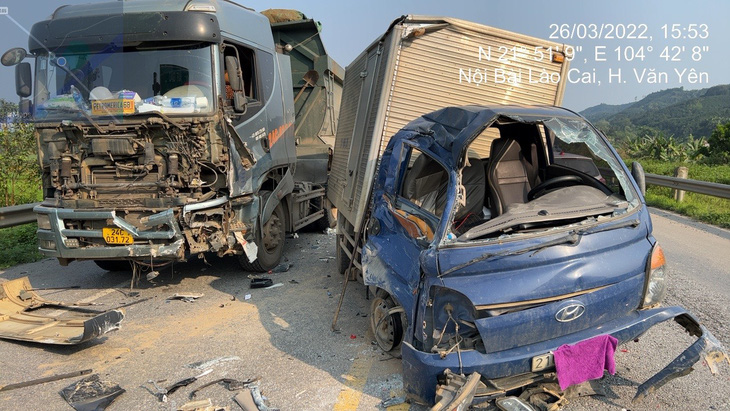 7 ôtô hư hỏng, biến dạng sau 2 vụ tai nạn trên cao tốc Nội Bài - Lào Cai - Ảnh 1.