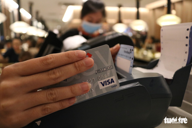 Ngân hàng Nhà nước tuýt còi giao dịch khống qua thẻ tín dụng - Ảnh 1.