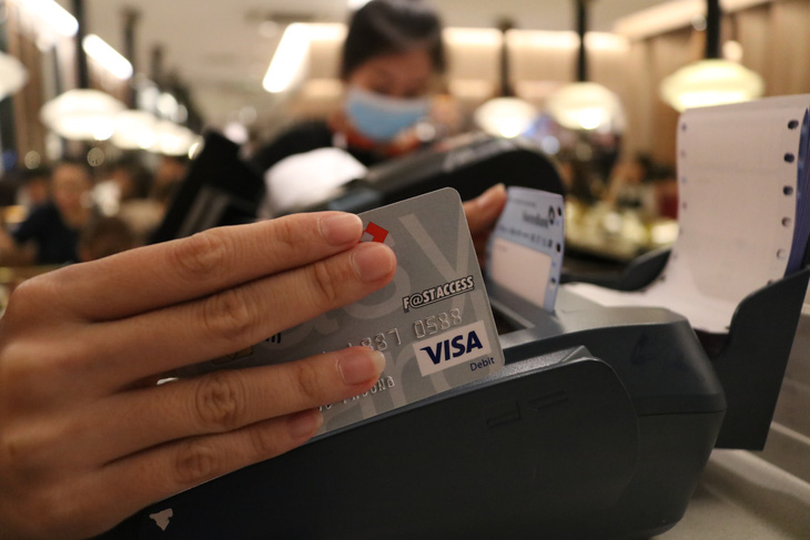 Siết chặt giao dịch khống thẻ tín dụng: Chuyên gia đề xuất - Ảnh 1.