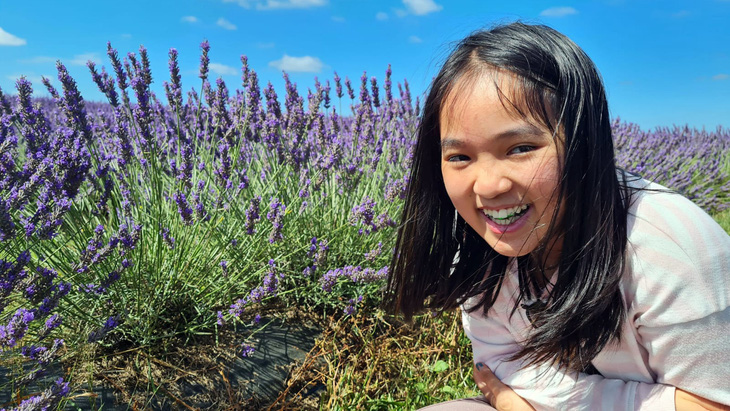 Nữ sinh viên gốc Việt 11 tuổi vào đại học ở New Zealand truyền cảm hứng ở quê nhà - Ảnh 1.