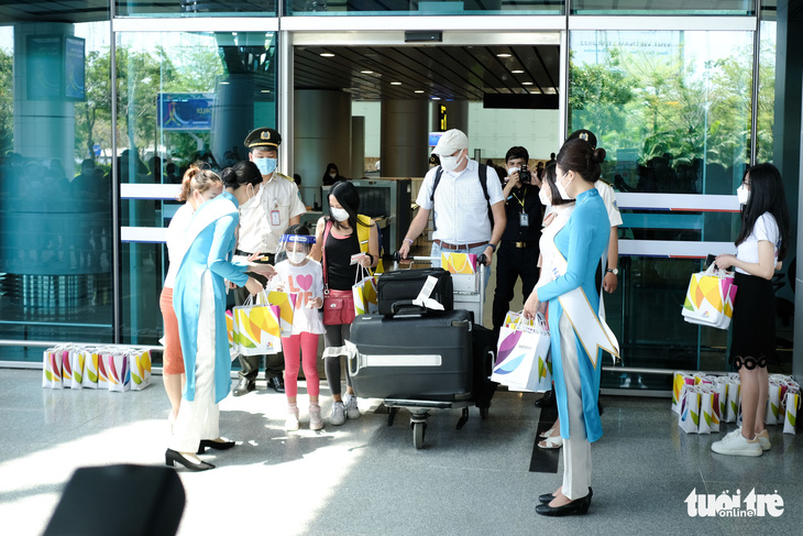 Những du khách quốc tế đầu tiên đã trở lại Đà Nẵng qua đường hàng không - Ảnh 1.