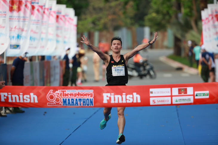 Hoàng Nguyên Thanh, Hoàng Thị Ngọc Hoa vô địch Tiền Phong Marathon 2022 - Ảnh 2.