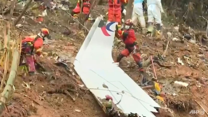 Vụ máy bay Trung Quốc chở 132 người rơi: Tìm thấy hộp đen thứ 2 - Ảnh 1.