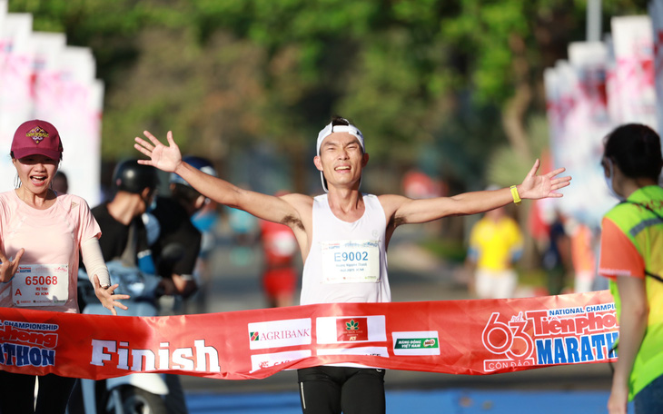 Hoàng Nguyên Thanh, Hoàng Thị Ngọc Hoa vô địch Tiền Phong Marathon 2022