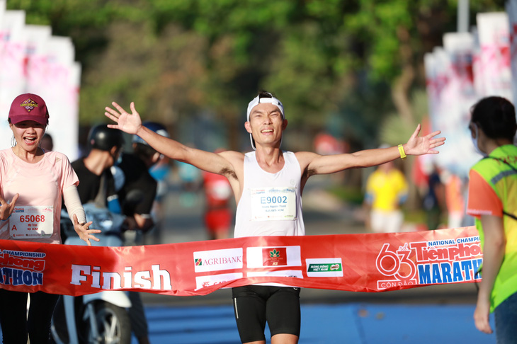 Hoàng Nguyên Thanh, Hoàng Thị Ngọc Hoa vô địch Tiền Phong Marathon 2022 - Ảnh 1.