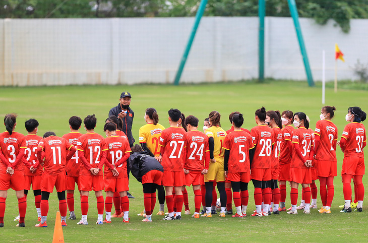 Tuyển nữ Việt Nam chuẩn bị cho SEA Games 31 muộn vì thiếu sân - Ảnh 1.