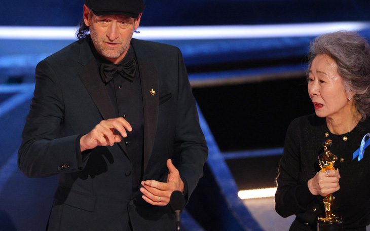 Trực tiếp trao giải Oscar 94: Nam diễn viên khiếm thính đầu tiên đoạt giải Oscar