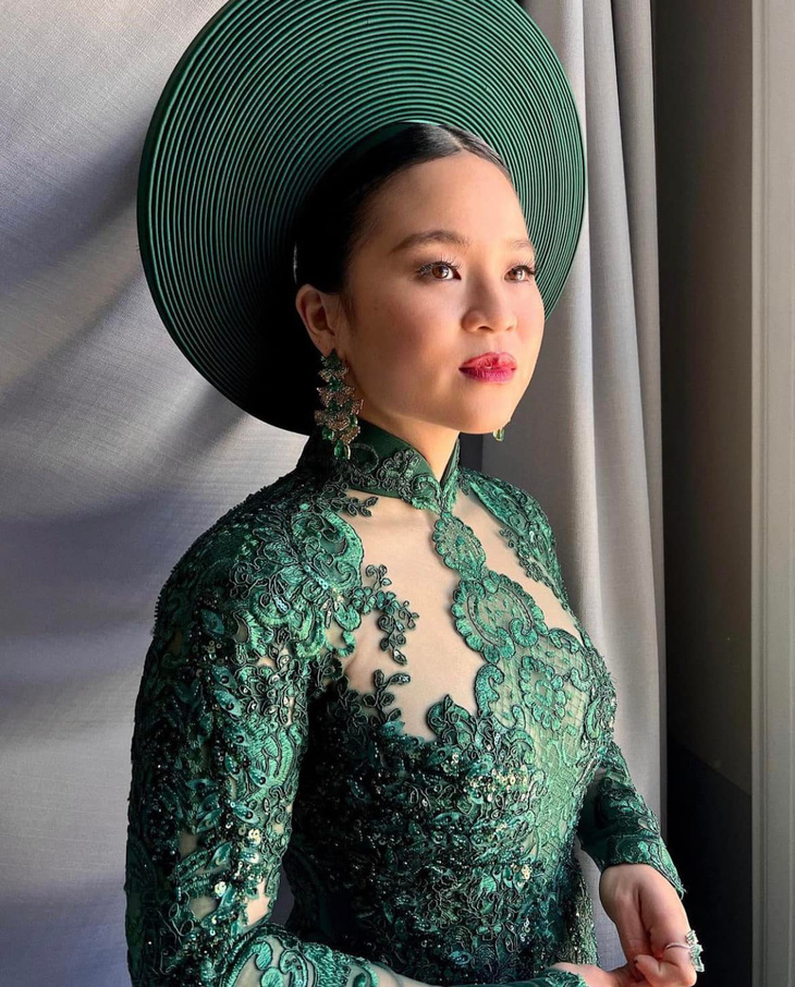 Diễn viên Kelly Marie Trần mặc áo dài Việt Nam trên thảm đỏ Oscar - Ảnh 3.