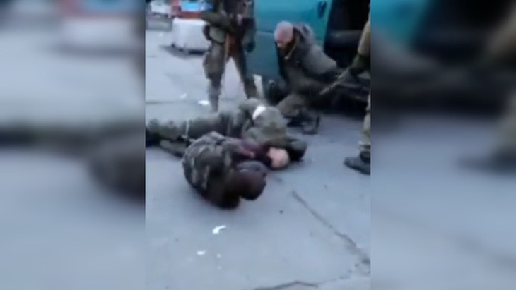 Xuất hiện video 6 phút binh sĩ Nga bị lính Ukraine đánh đập, hai bên nói gì? - Ảnh 1.