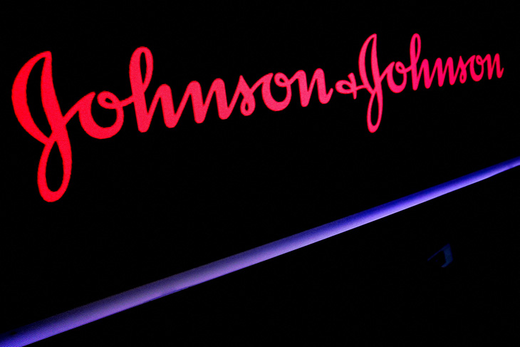 Đến lượt Johnson & Johnson ngừng một phần kinh doanh ở Nga - Ảnh 1.