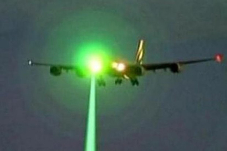 Máy bay hạ cánh xuống sân bay Chu Lai liên tục bị chiếu đèn laser - Ảnh 1.
