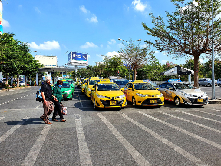 Tân Sơn Nhất quyết ngăn chặn taxi dù chèo kéo, ép giá - Ảnh 1.