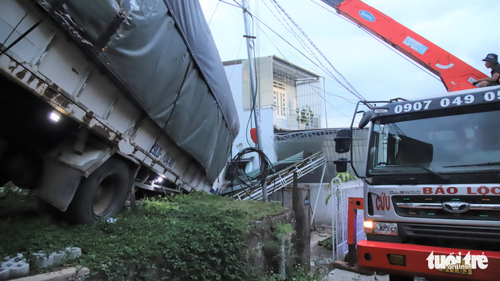 Xe tải mất thắng lao vào đám cưới, tài xế la hoảng để người dự tiệc tháo chạy - Ảnh 1.