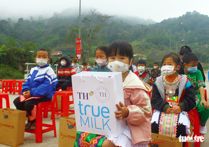 Nhà vệ sinh cho em do Tập đoàn TH tài trợ đến với trẻ em biên giới - Ảnh 2.