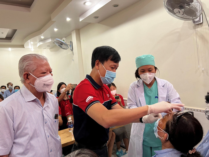 Nhiều bệnh nhân nghèo được Dai-ichi Life Việt Nam tài trợ miễn phí phẫu thuật phục hồi thị lực - Ảnh 1.
