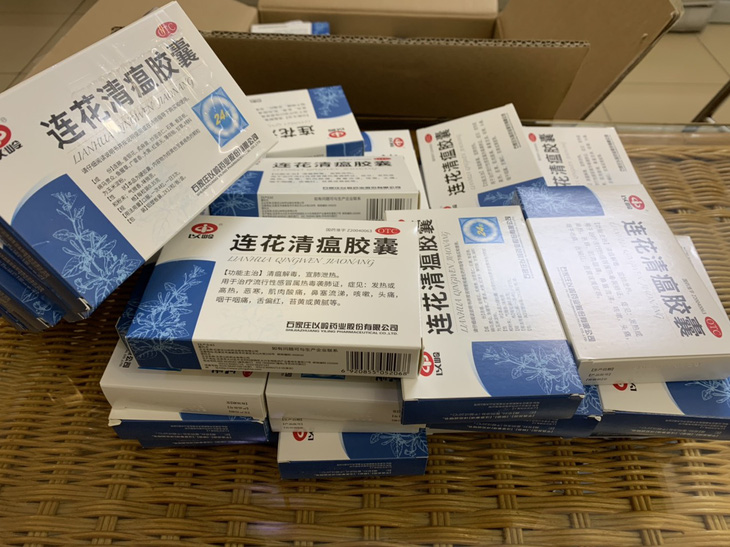 Thu giữ hàng nghìn hộp thuốc trị COVID-19 có chữ Trung Quốc - Ảnh 2.