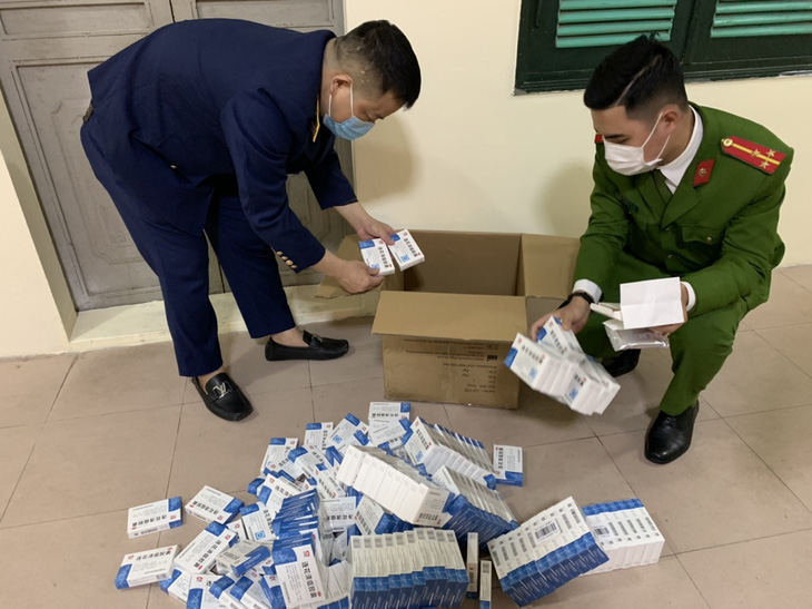 Thu giữ hàng nghìn hộp thuốc trị COVID-19 có chữ Trung Quốc - Ảnh 3.
